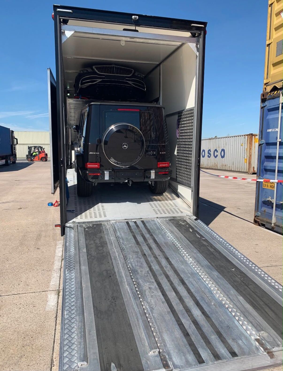Mercedes-AMG G 63 chargé par la rampe arrière