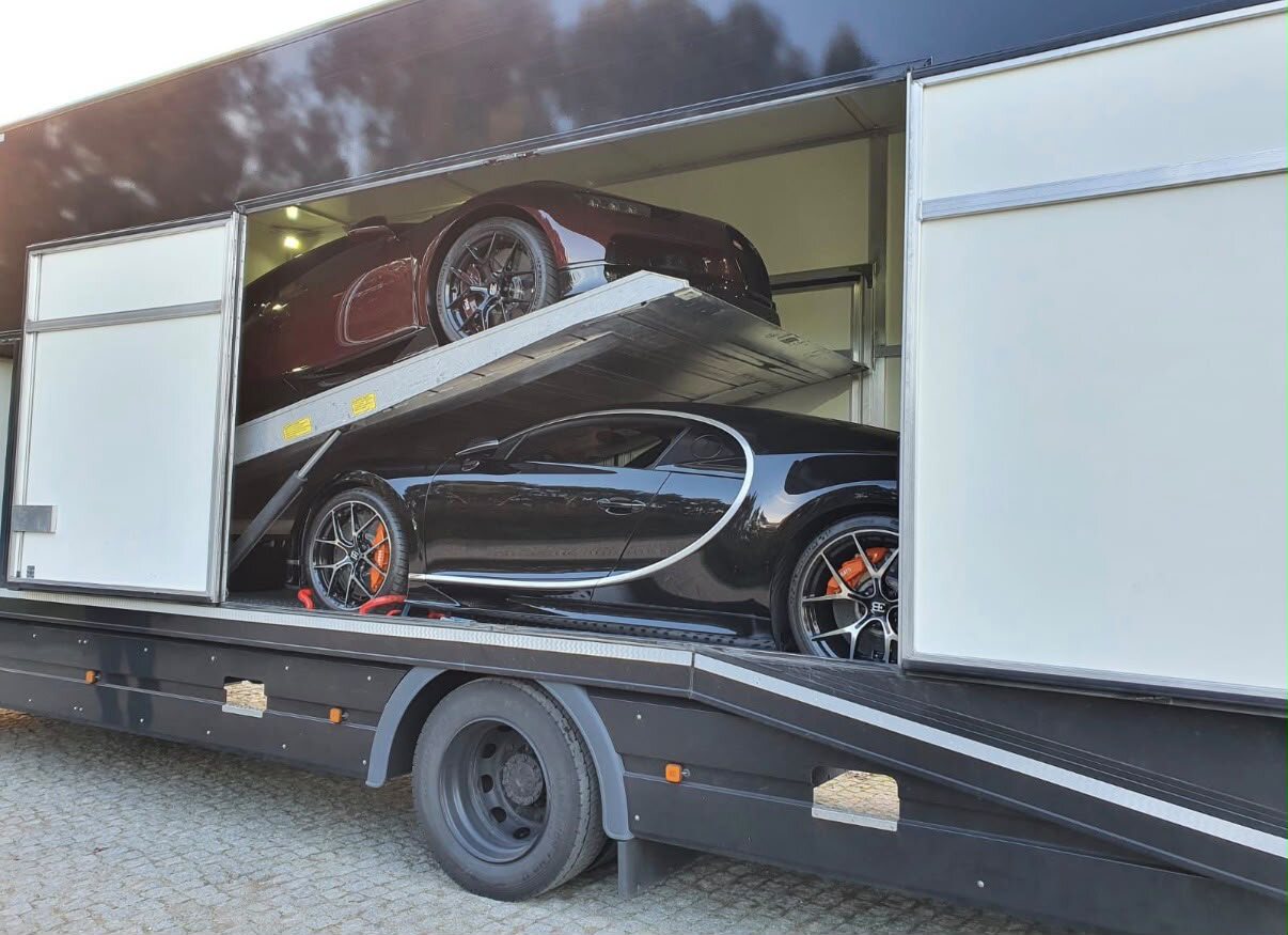 Deux Bugatti Chiron chargées dans un camion Northstar